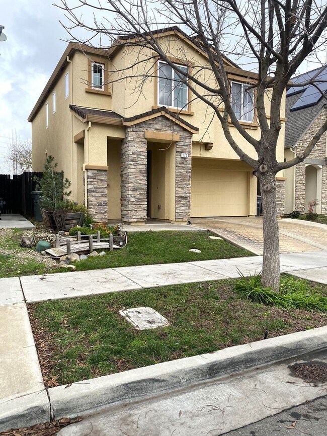 Building Photo - Stunning 4-bdrm./2.5, 2-story home availab...