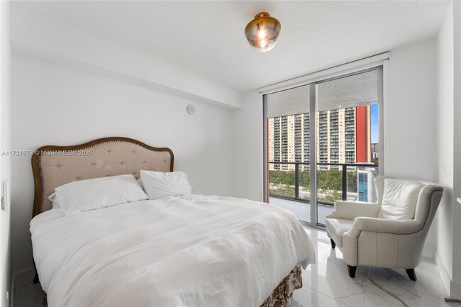 Foto del edificio - 330 Sunny Isles Blvd