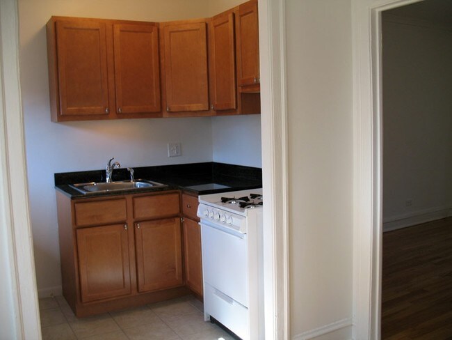 Interior Photo - 921-929 W Oakdale Ave