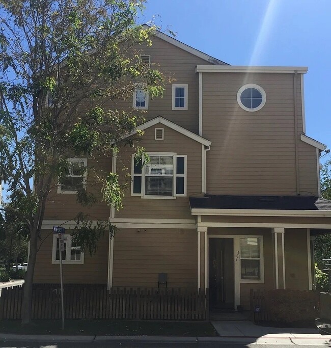Building Photo - 588 Amherst Terrace