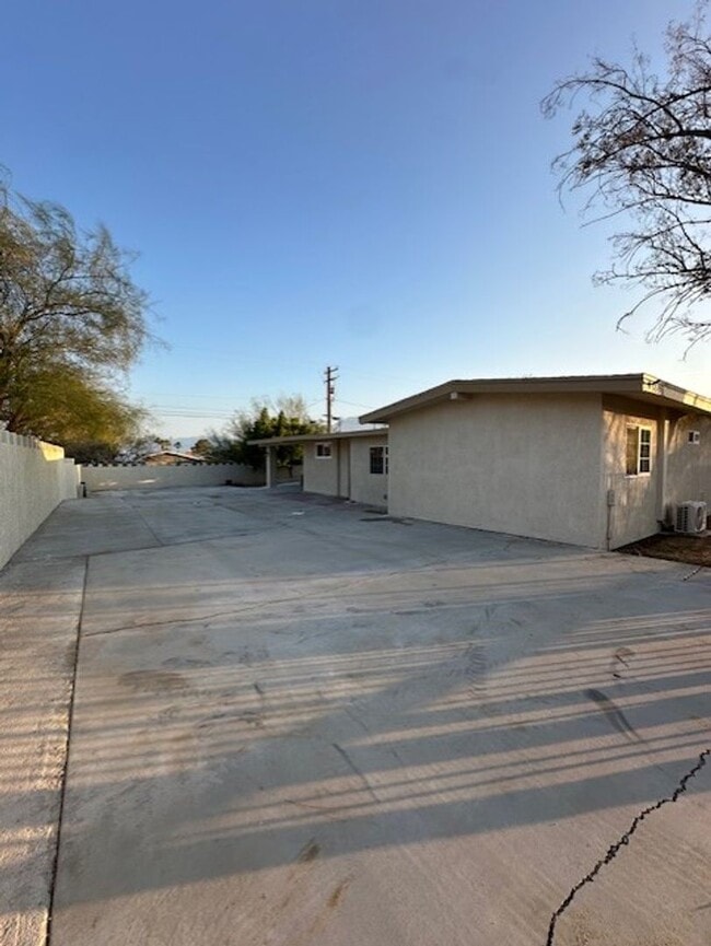 Building Photo - 4 bedroom in Desert Hot Springs