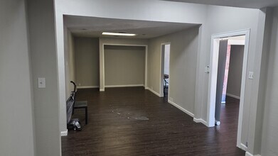 Building Photo - 7235 Glenview Dr