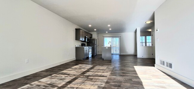 Building Photo - 3 Bedroom 2.5 Bathroom Available in Elizab...