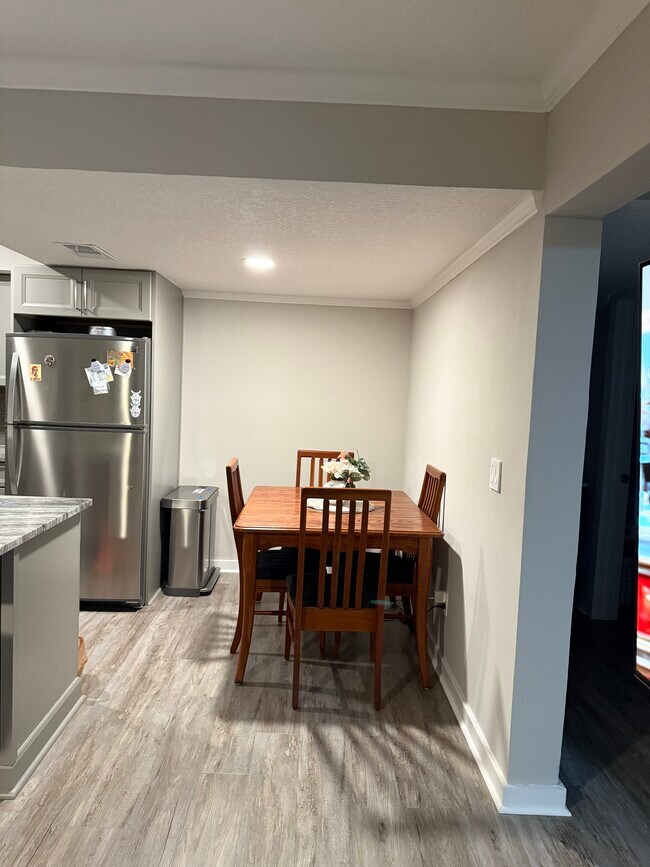 Área de comedor - 100 Fairway Park Blvd