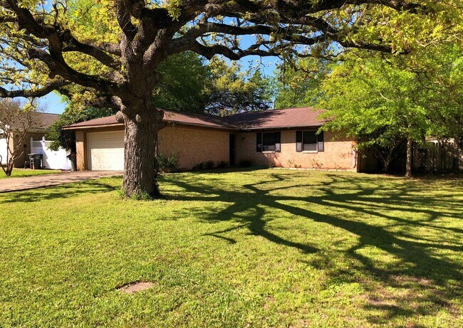Building Photo - Updated 3 Bed House with Fenced Yard & Garage