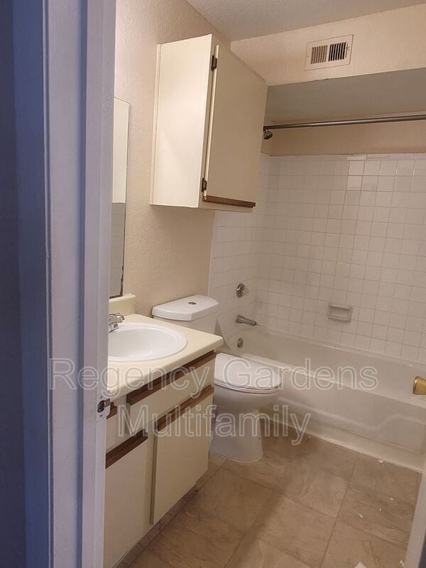 Building Photo - 4200 Thornbriar Ln