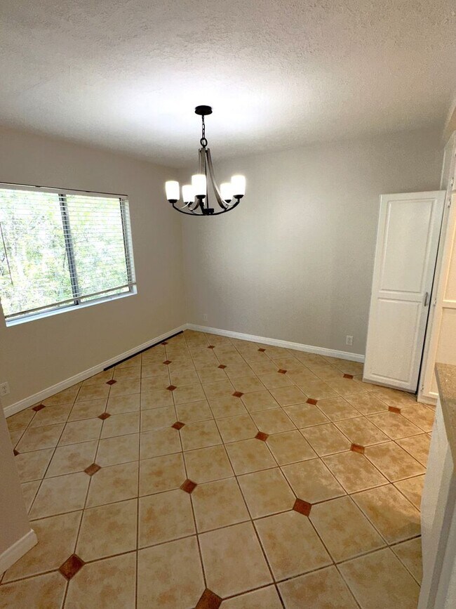 Building Photo - Spacious and Well Maintained 3 bed 2 Bath ...