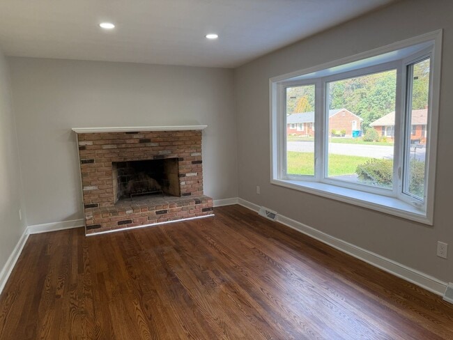 Building Photo - Beautiful Update Brick Ranch!