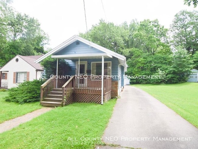 Building Photo - Recently Updated Two Bedroom Home in Akron