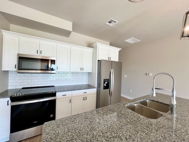 Building Photo - Modern Townhome with STUNNING Views in West MHK