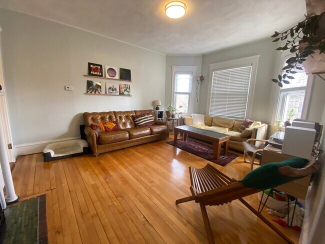 Building Photo - 410 Medford St