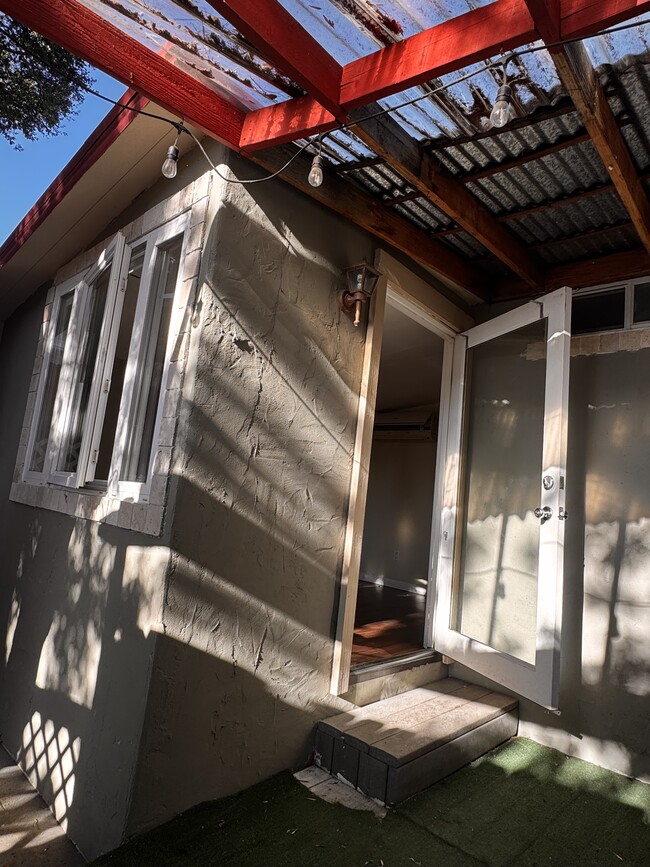 Foto del edificio - 4201 Topanga Canyon Blvd
