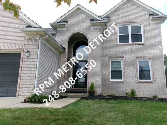 Building Photo - SPACIOUS HOME IN BROWNSTOWN