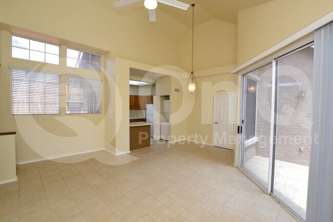 Foto del edificio - 1633 E Lakeside Dr