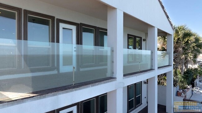 Building Photo - 618 N Shore Dr