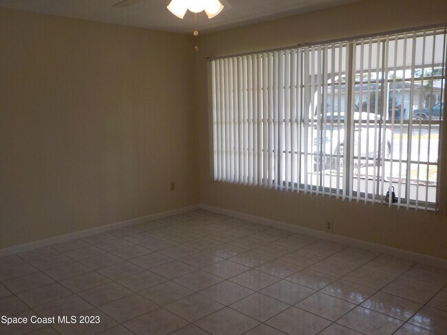 Building Photo - 636 Hampton Dr NE