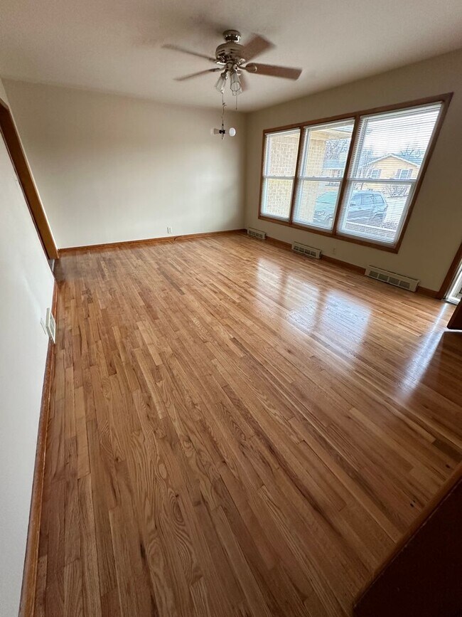 Building Photo - 2 Bedroom, 1 Bathroom House