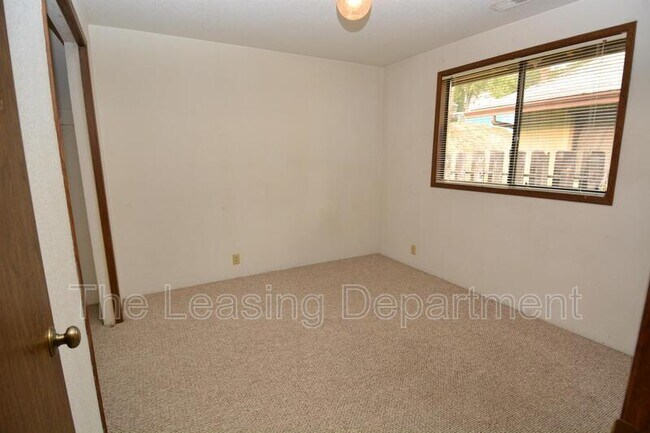 Building Photo - 1132 NE Barager Ave