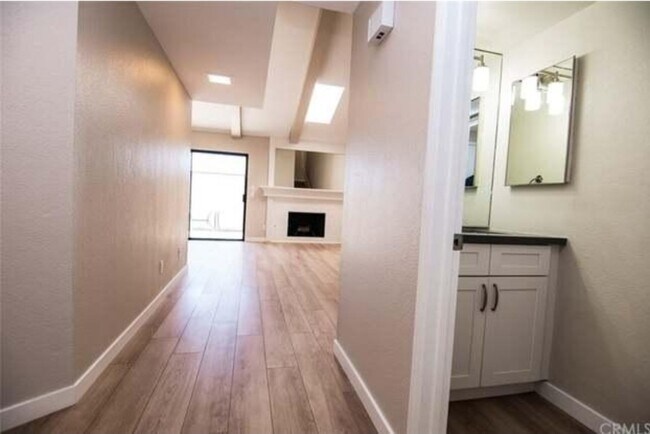 Foto del edificio - 1501 W Lambert Rd