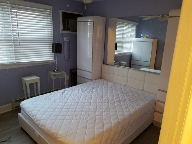 1st bedroom - 9609 Ventnor Ave
