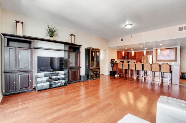 Foto del edificio - HIGHRISE DOWNTOWN, FULLY FURNISHED!