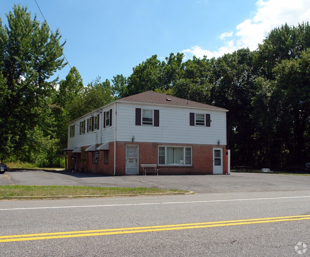 Foto del edificio - 16925 Virginia Ave