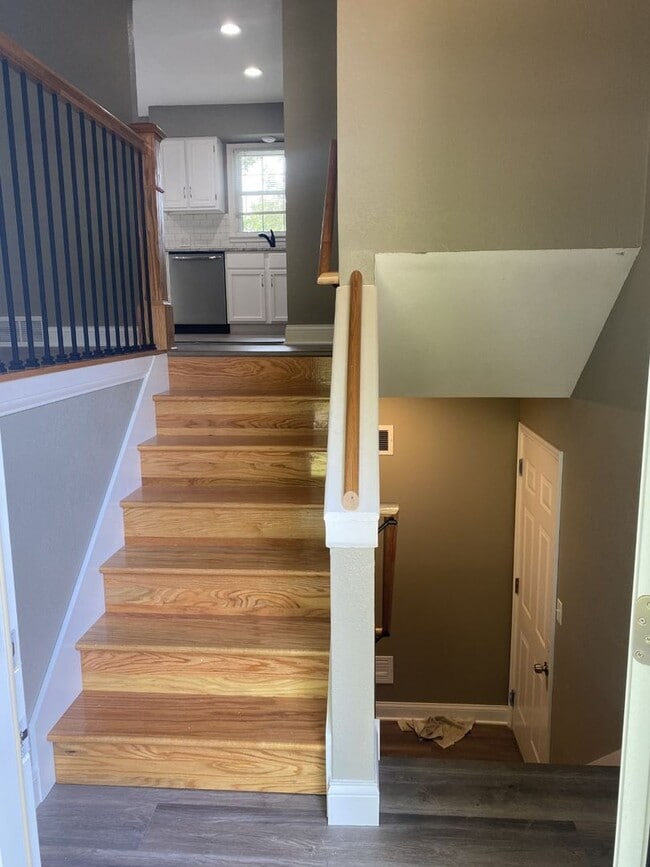 Building Photo - SUBLEASE - HUGE 3 bedroom house in EUDORA