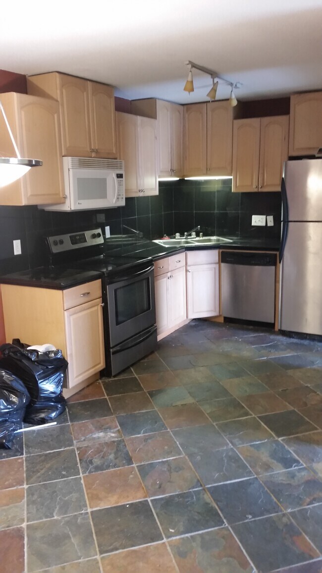 Maple kitchen w/SS appliances (MW to be updated) - 5400 Three Points Blvd