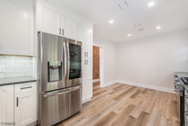 Foto del edificio - 31-37 Oak Grove Rd