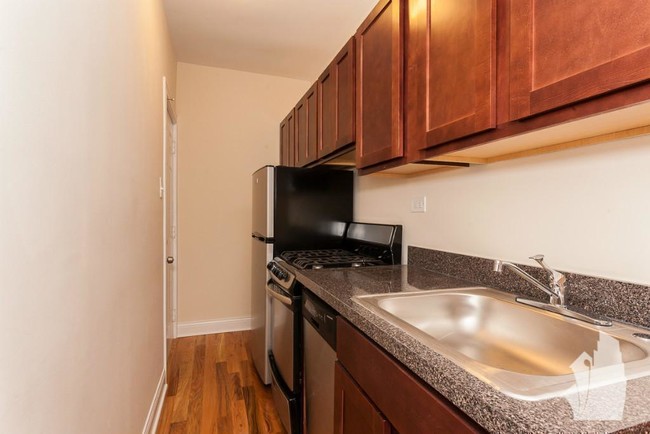 Building Photo - 1 bedroom in Chicago IL 60657