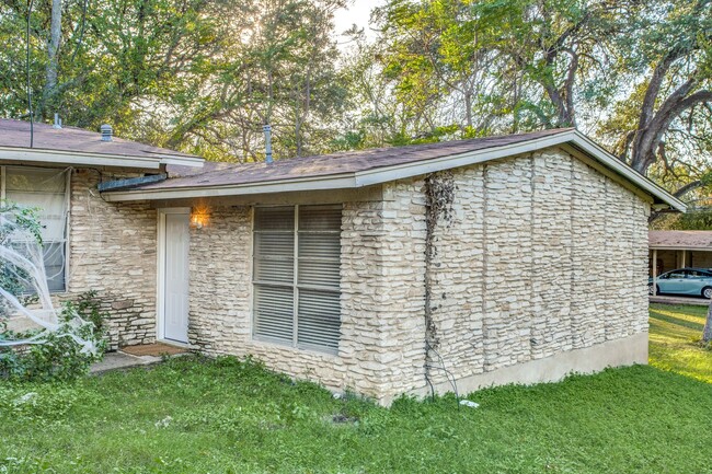 Building Photo - 607 Thrush Ave
