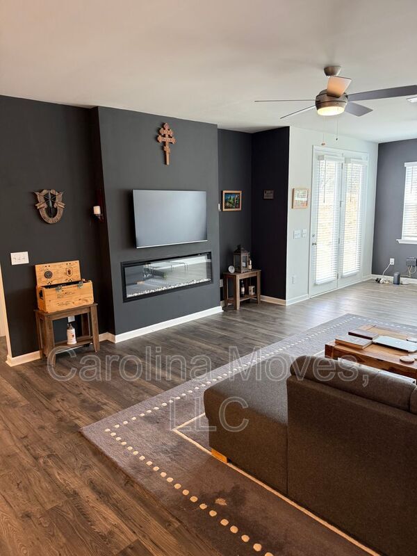 Photo - 717 Isleworth Ln House