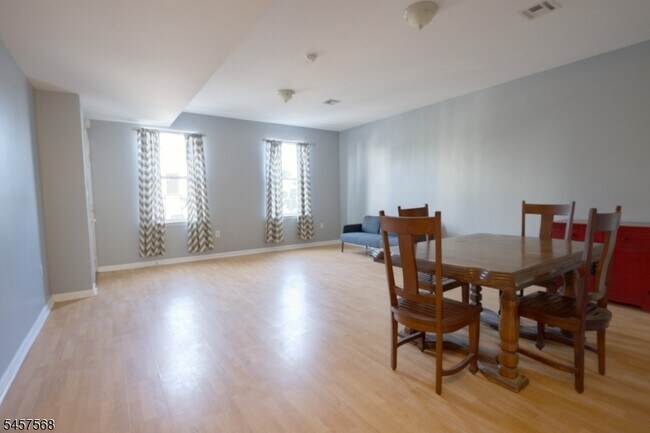 Foto del edificio - 372 Bramhall Ave