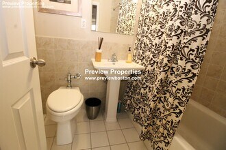 Building Photo - 10 Camelot Ct