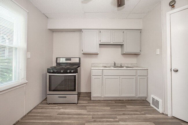 Foto del edificio - 2962 E 66th St