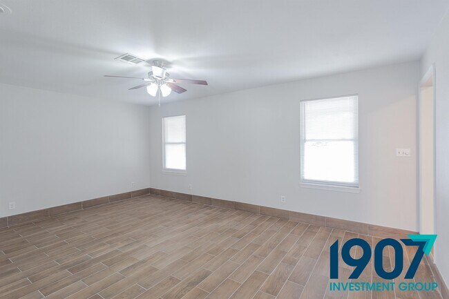 Foto del edificio - 1524 Oakcliff Rd