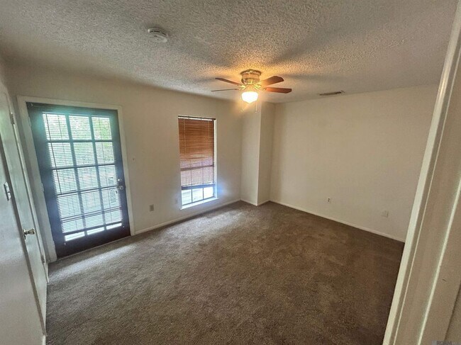 Foto del edificio - 4448 Stumberg Ln