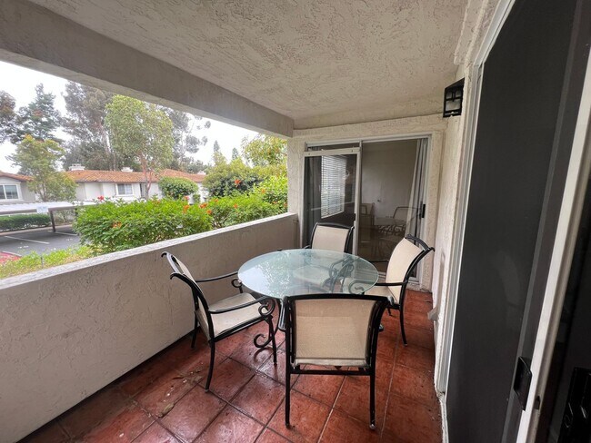 Building Photo - Alluring Two Bedroom and Bath unit in Bell...