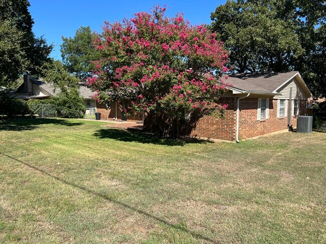 Building Photo - 1101 Greendale Dr