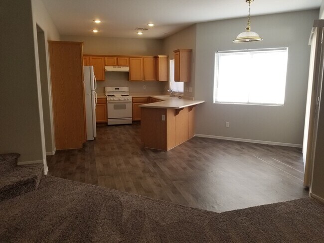 Building Photo - 4 Bedroom Single Family!!