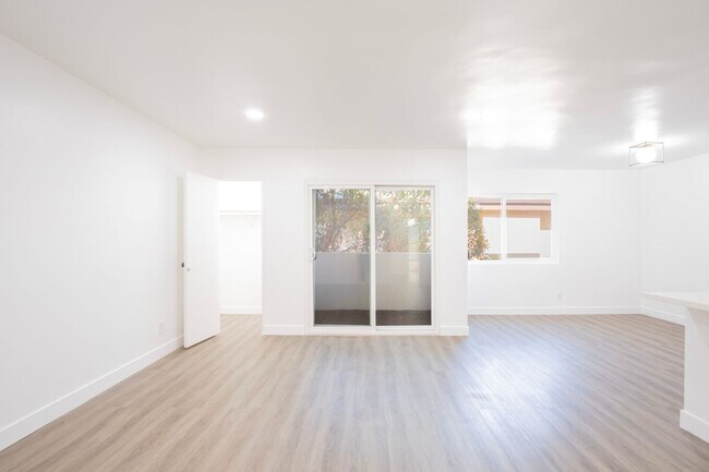 Foto del edificio - Newly Remodeled Top Floor 1 Bed / 1 Bath Apartment in Prime West Hollywood