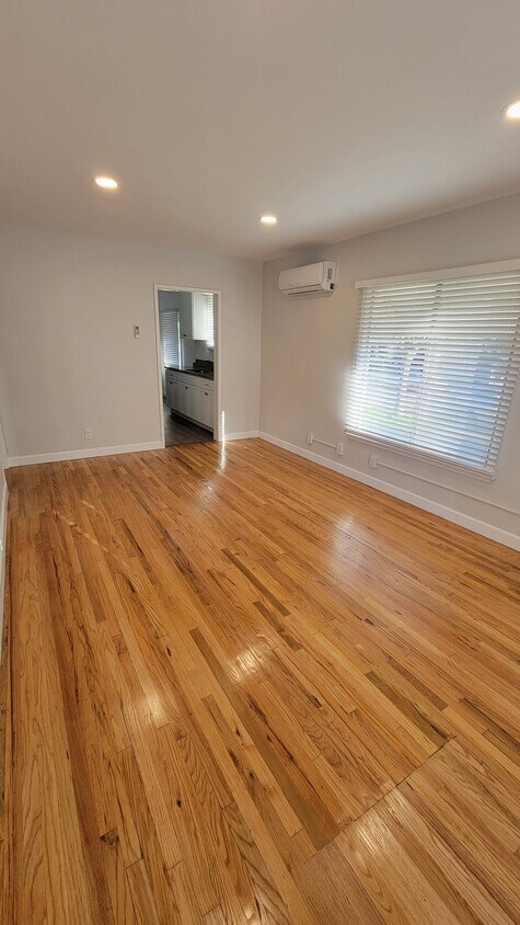 Primary Photo - 2717 W Clark Ave