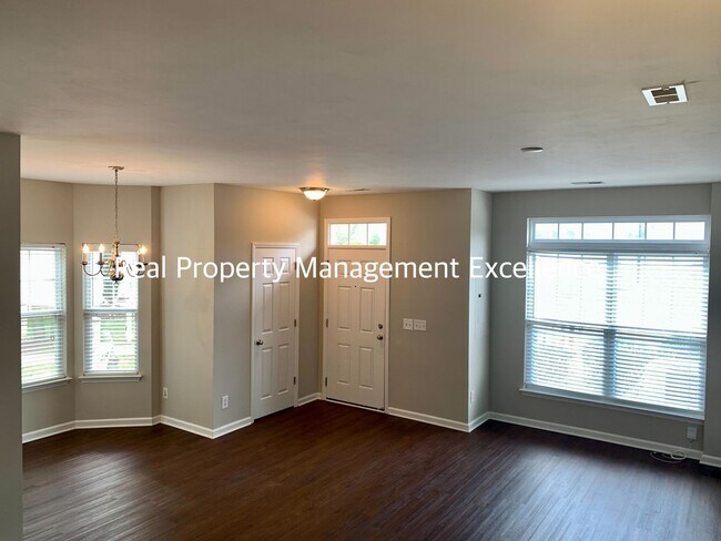 Foto del edificio - Raleigh Townhome Convenient to I440 & I540, Huge Master Suite, Near Anderson Pointe Park!