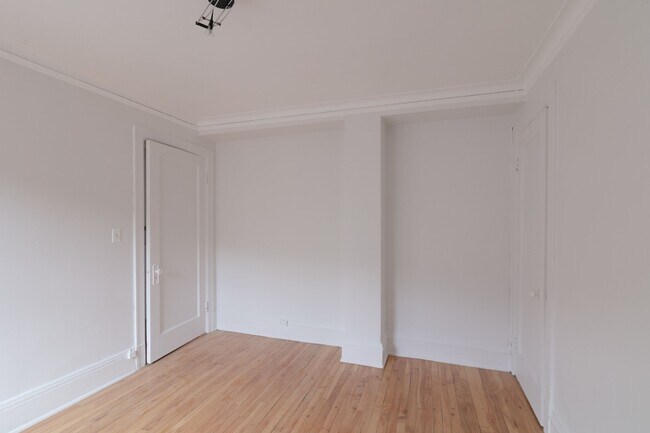 Photo du bâtiment - 1 Av. Rosemount