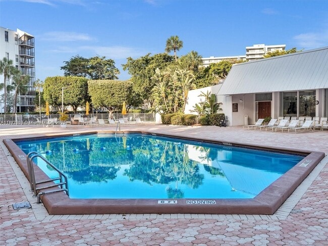 Building Photo - 20400 W Country Club Dr