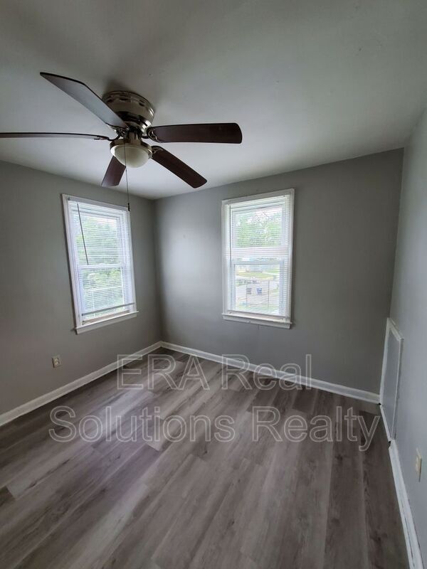 Building Photo - 2815 Vanderberg Ave