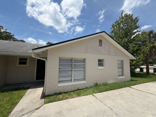 Foto del edificio - 3 bed 2 bath tri plex near UCF