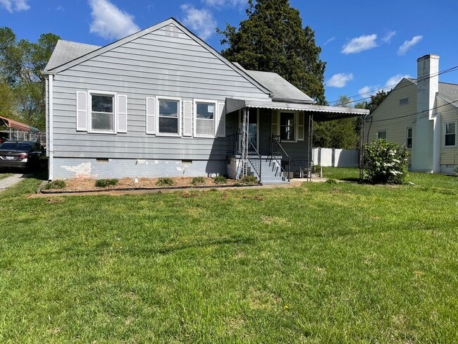 Foto del edificio - Updated High Point 3 Bedroom Across From B...