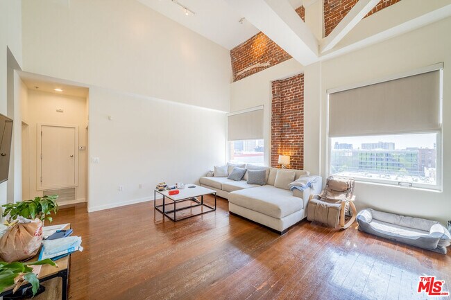 Foto del edificio - 257 S Spring St