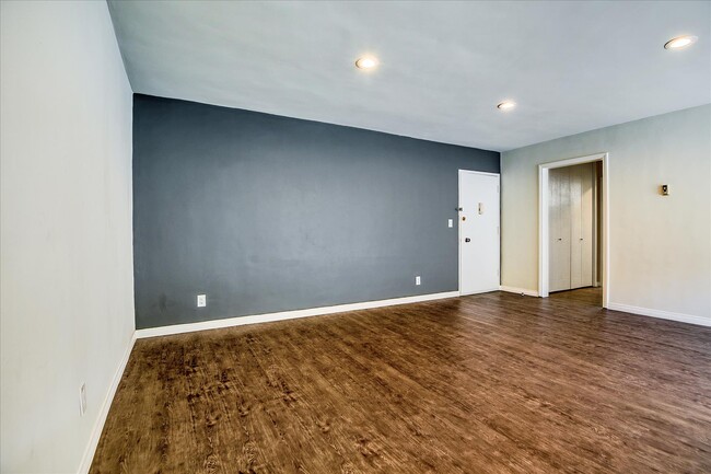 Building Photo - 360 S Kenmore Ave
